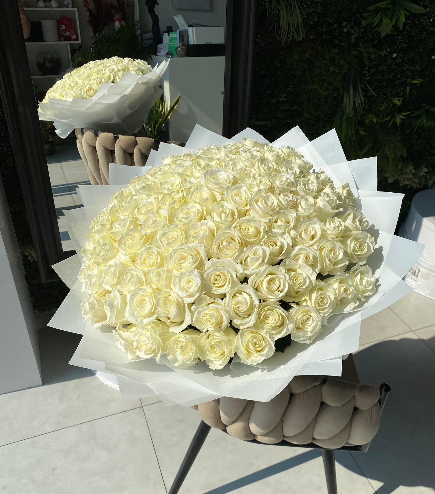 Snowy Majesty -  101 White Roses